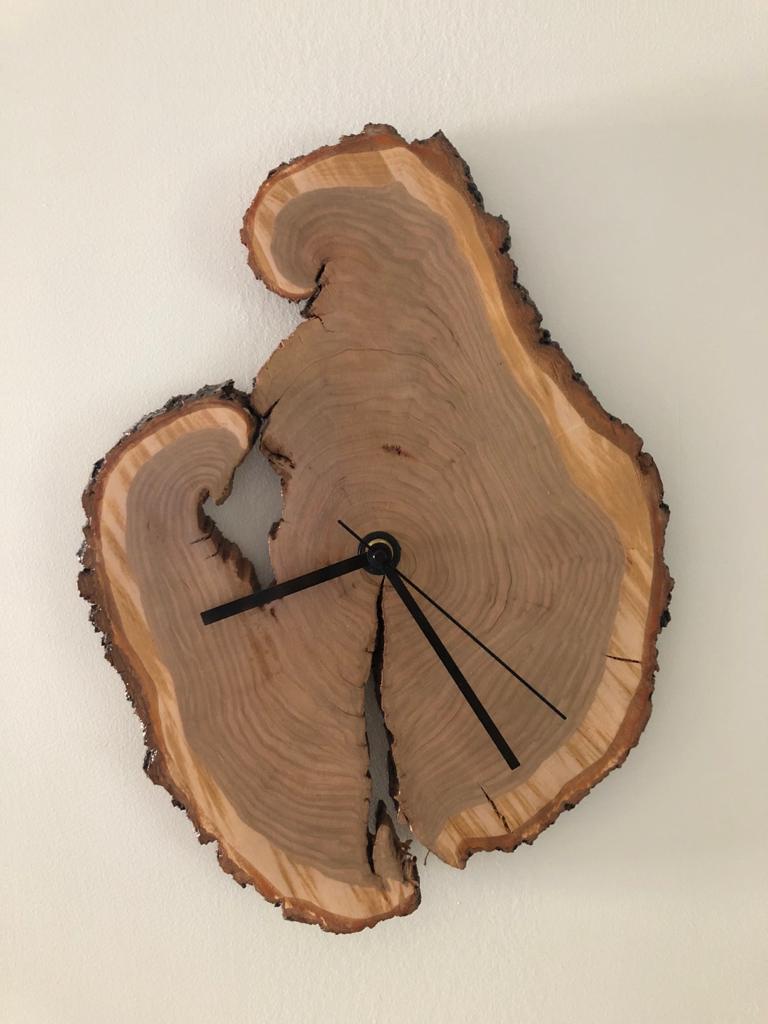alt=wooden-clock-tree-slice