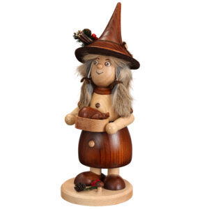 alt=lady-gnome-with-pan